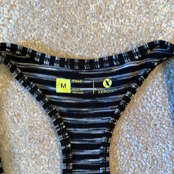 Medium black and gray Xersion fitted active tank - Picture 2 of 5